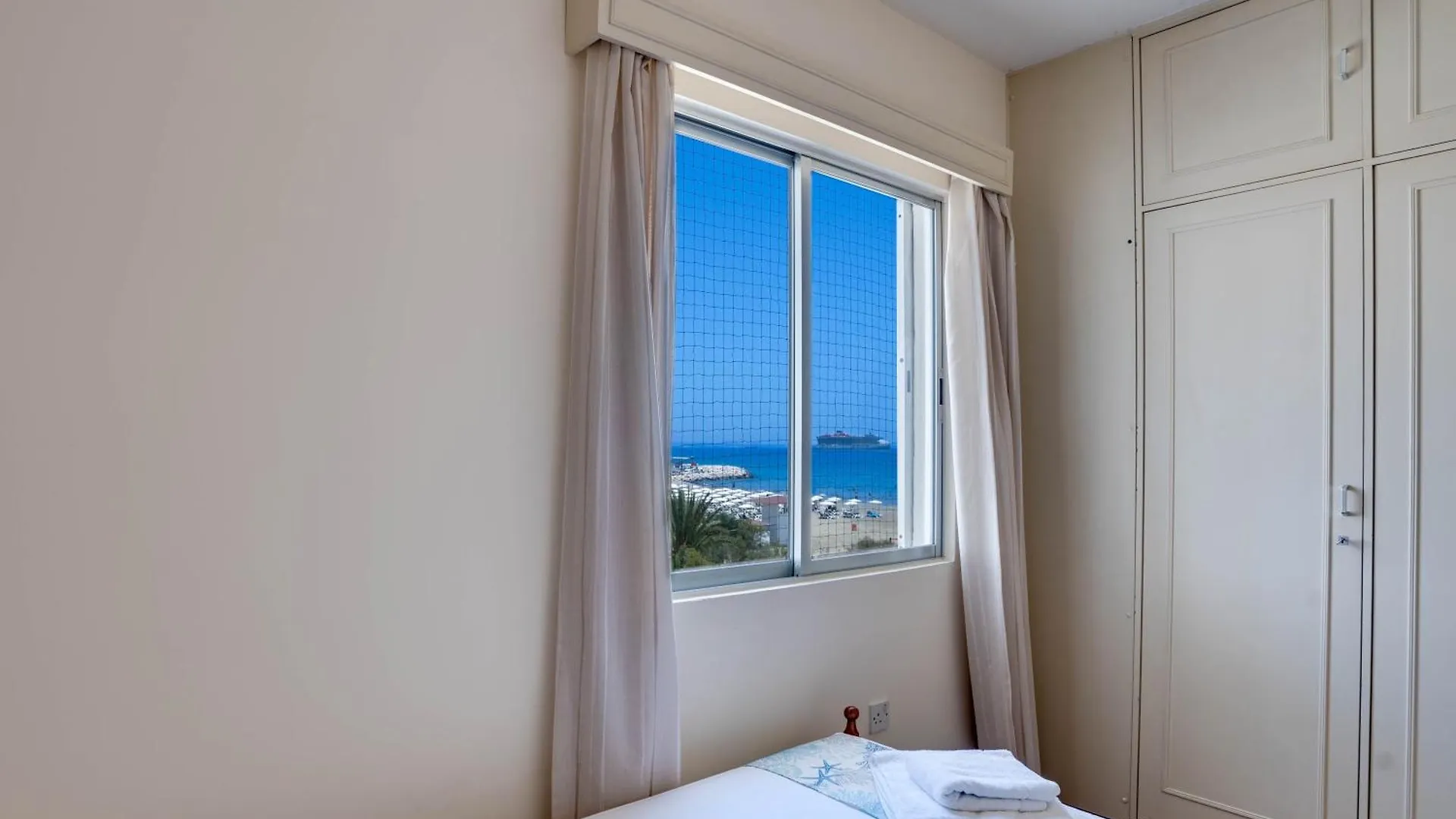 Makenzy Sandy Beachfront Paradise Larnaka